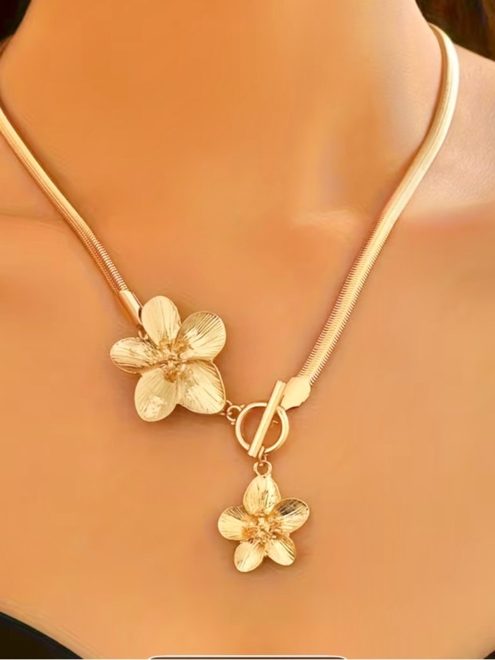 NWT Floral Toggle Necklace~ Gold - Picture 5 of 5